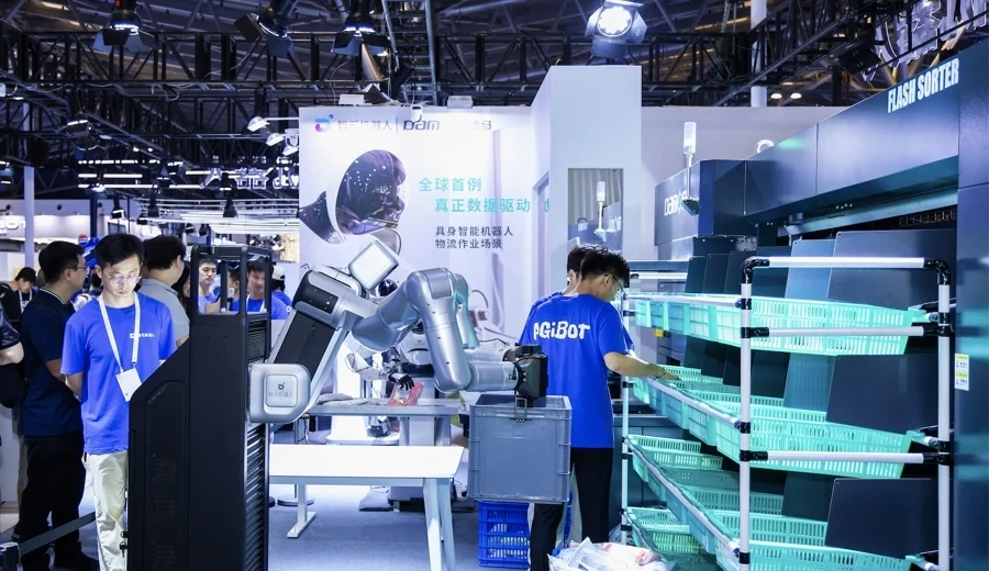 正在搬運料箱的智元遠征 A2-W