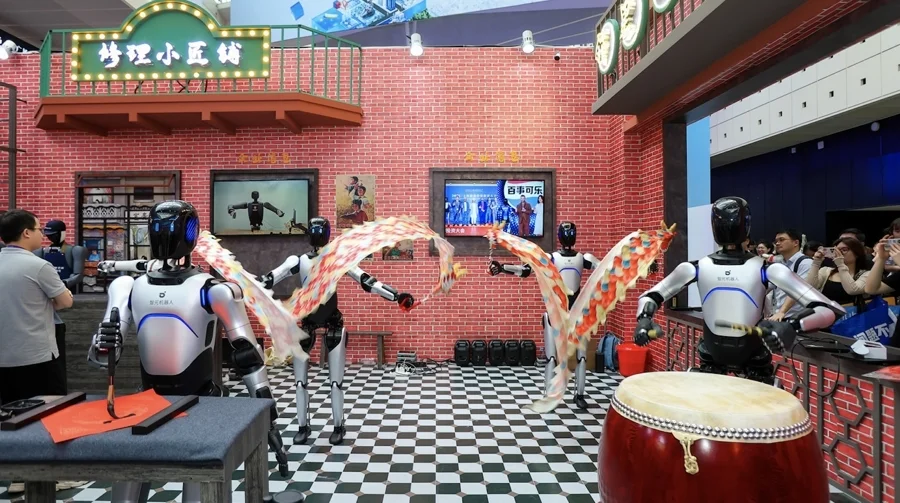 在舞彩帶、敲鼓的智元遠征A2