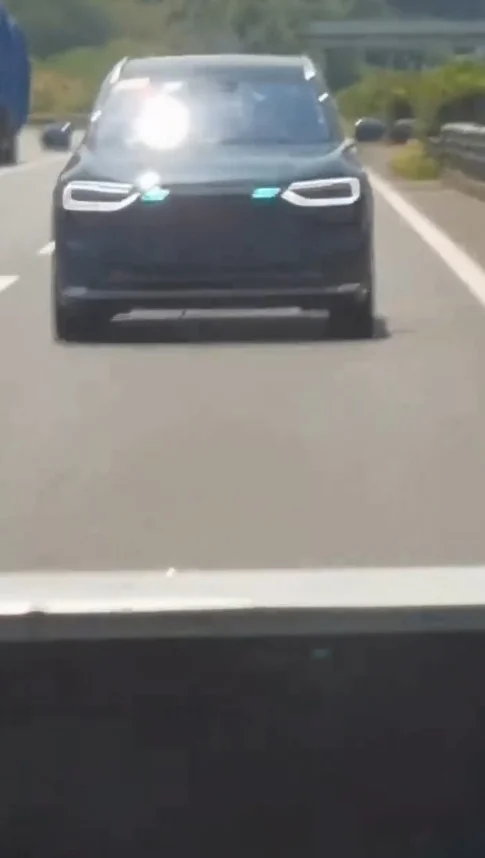 全新問界M7實車路測視頻曝光：前后均配智駕小藍燈