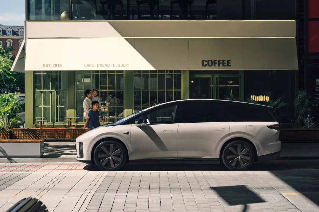 理想十周年,變陣先變?nèi)?" alt="理想十周年,變陣先變?nèi)? data-lazyload="https://x0.ifengimg.com/ucms/2025_31/305A4997AF00CE0D95DC17CFFB66BAA4F20FE1B5_size1219_w1080_h720.png" /></p>
<p>理想的基因從來(lái)不在亦步亦趨的學(xué)習(xí)中,而在反共識(shí)的破局里。當(dāng)行業(yè)爆發(fā)初期集體陷入智駕“軍備競(jìng)賽”時(shí),選擇在“冰箱彩電沙發(fā)”上大做文章;當(dāng)對(duì)手以價(jià)換量血拼時(shí),團(tuán)隊(duì)默默保障研發(fā)投入。這些決策事實(shí)上就來(lái)源于季度動(dòng)態(tài)校準(zhǔn)的OKR系統(tǒng),允許團(tuán)隊(duì)在安全邊界內(nèi)試錯(cuò)探索。畢竟當(dāng)業(yè)務(wù)進(jìn)入無(wú)人區(qū),需要先把槍口對(duì)準(zhǔn)不確定性,而非內(nèi)部排名。</p>
<p>OKR能否幫助理想突圍,除了i8的上市表現(xiàn),還有兩個(gè)風(fēng)向標(biāo)需要關(guān)注。首先是定位更低的i6定價(jià),純電走量車型如果敢用20萬(wàn)—25萬(wàn)元區(qū)間直接對(duì)標(biāo)特斯拉Model Y,就說(shuō)明理想重新?lián)碛辛速€一把的自信;其次是智駕團(tuán)隊(duì)在VLA路線上的深耕能否在年內(nèi)實(shí)現(xiàn)城市NOA普及,而非像去年那樣因PBC考核而保守地分批灰度。</p>
<p>真正的自信不是永遠(yuǎn)正確,而是敢于在未知面前按下All in。PBC教會(huì)了理想如何打陣地戰(zhàn),OKR則要幫它重新學(xué)會(huì)打游擊戰(zhàn)。</p>
<p><strong>03</strong></p>
<p><strong>造車的護(hù)城河在車之外</strong></p>
<p class="detailPic"><img class="" src="http://www.265book.com//uploads/image/2025/0801/10150212147.jpg" title= 理想十周年,變陣先變?nèi)? data-lazyload=