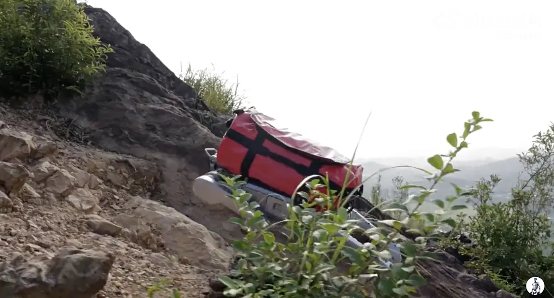 宇樹發(fā)布新款四足機(jī)器狗：重約37Kg，能越野和負(fù)重爬山