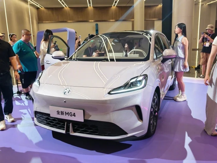 全新MG4起步價(jià)7.38萬，半固態(tài)安芯版9月公布價(jià)格