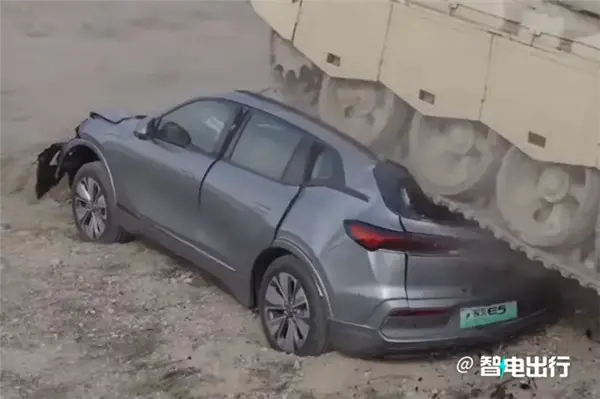 i8和卡車對撞之后：最該被噴的或許不是理想