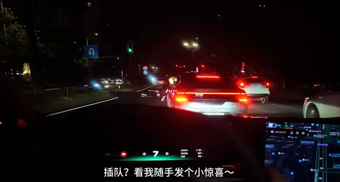 全新小鵬P7 AR-HUD新增AR互動游戲：可隨機扔笑臉、煙花