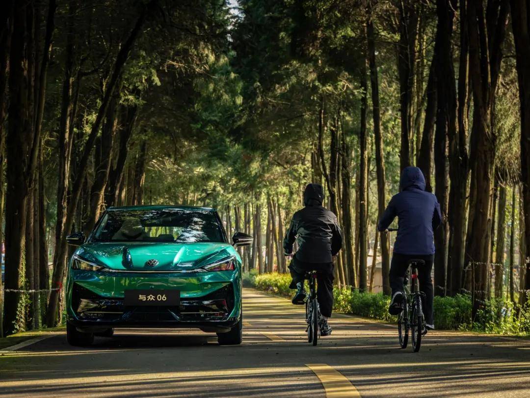 色彩與操控的雙重奏:深度體驗與眾06的“金標”內(nèi)涵