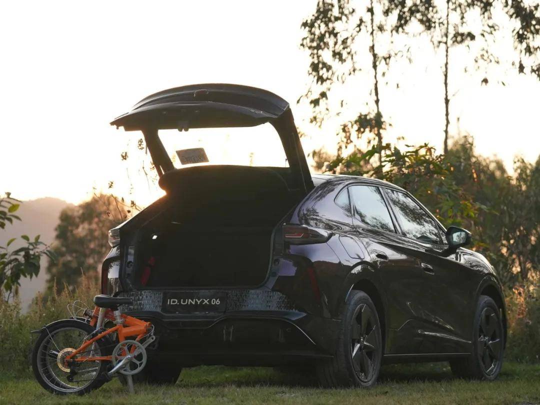 色彩與操控的雙重奏:深度體驗與眾06的“金標”內(nèi)涵