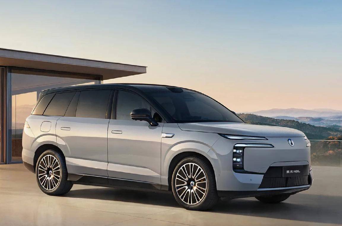 誰說家庭車只能“湊合”?騰勢N8L把全家的“舒服”都裝下了