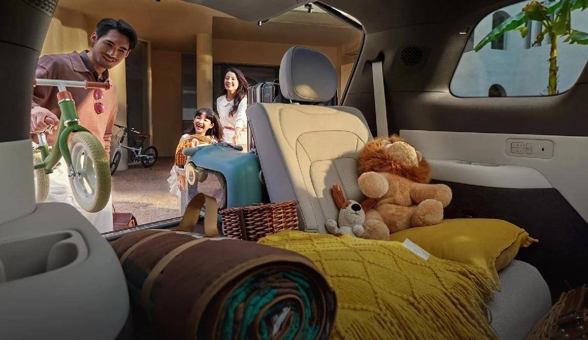 誰說家庭車只能“湊合”?騰勢N8L把全家的“舒服”都裝下了