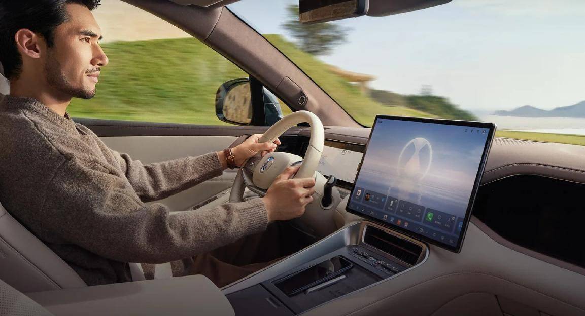 誰說家庭車只能“湊合”?騰勢N8L把全家的“舒服”都裝下了