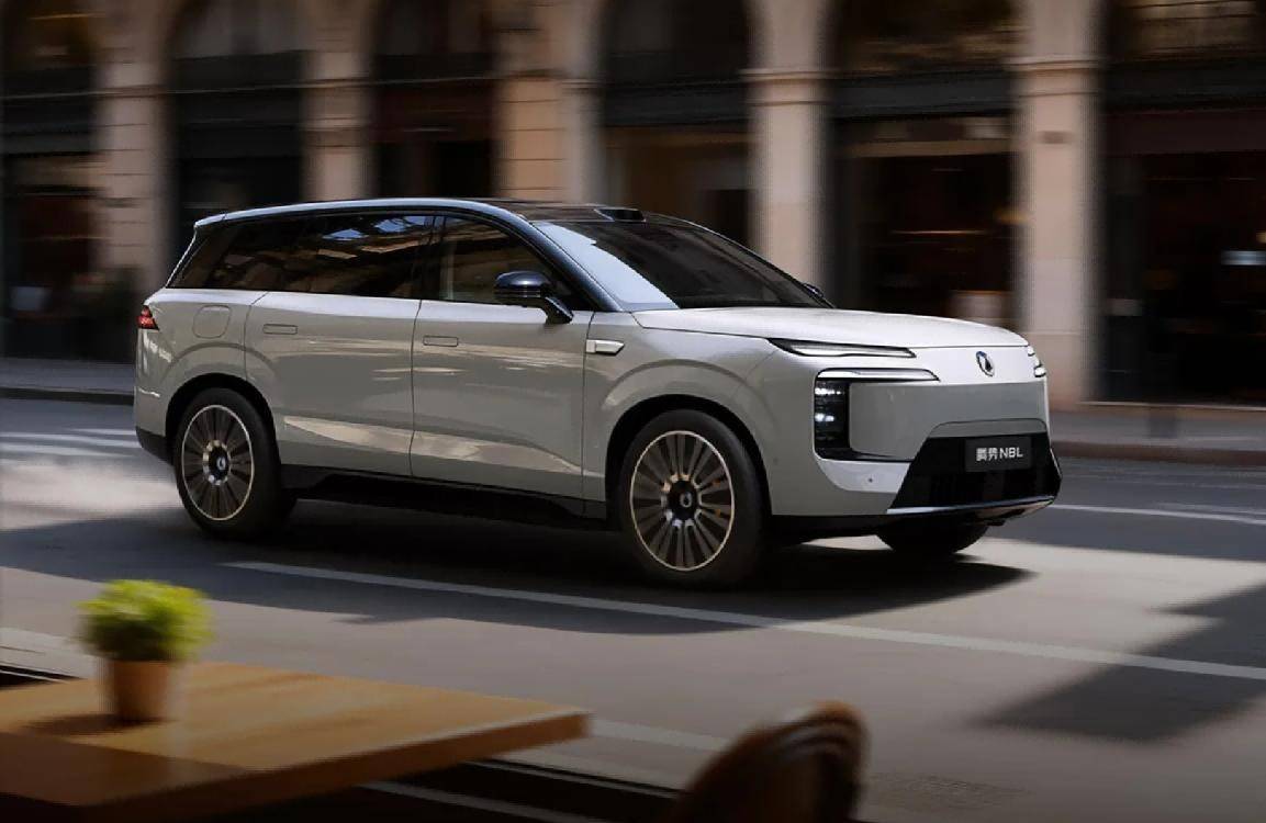 誰說家庭車只能“湊合”?騰勢N8L把全家的“舒服”都裝下了