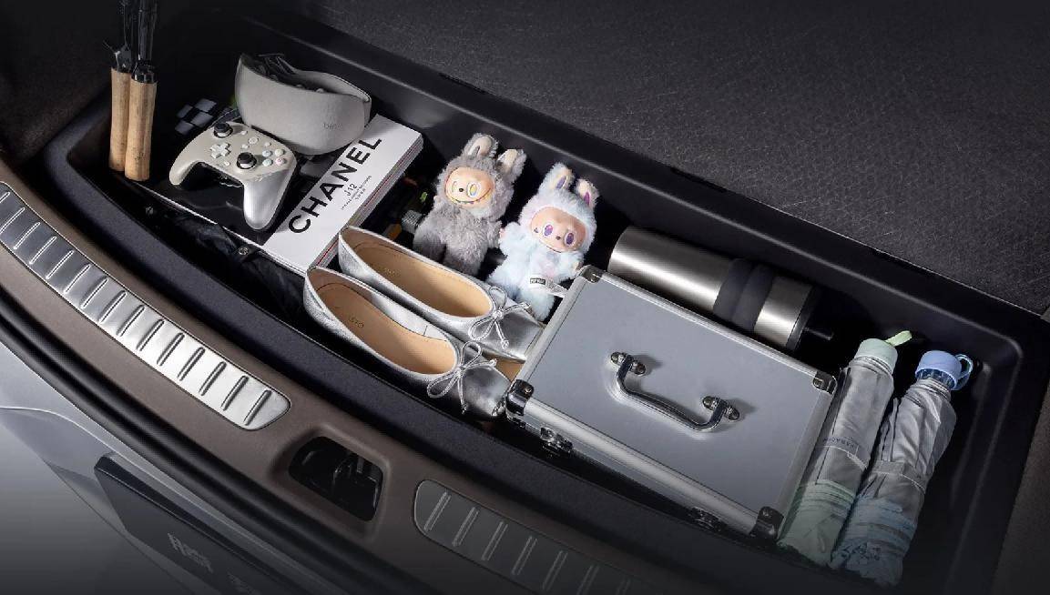 誰說家庭車只能“湊合”?騰勢N8L把全家的“舒服”都裝下了