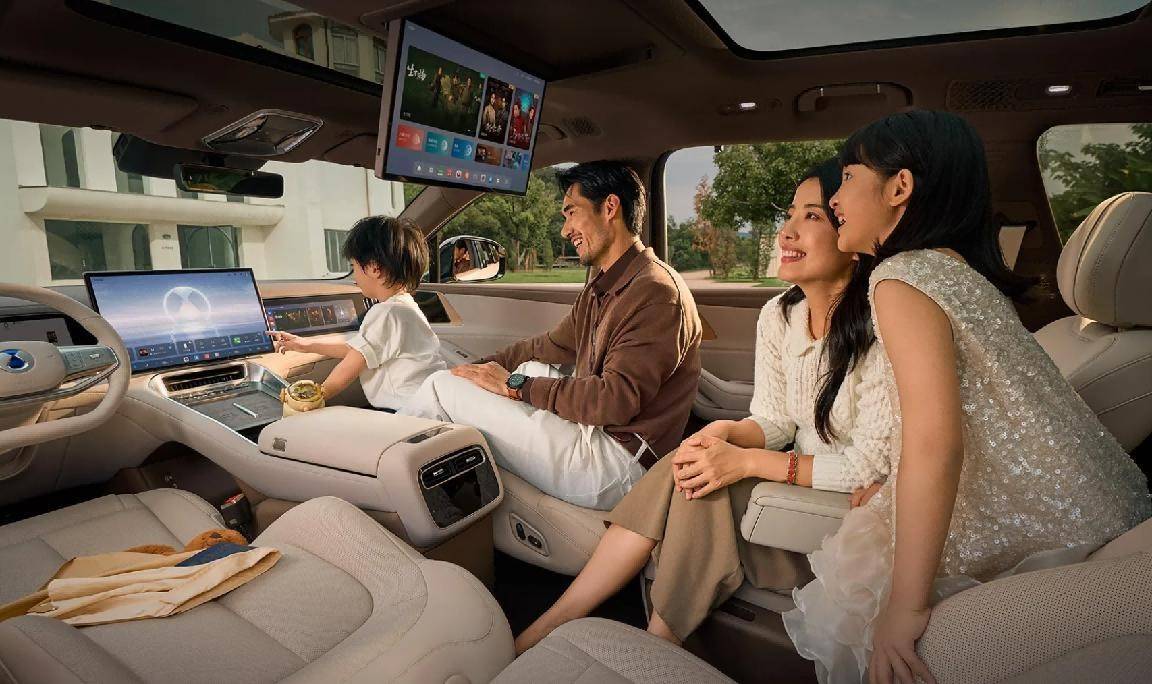 誰說家庭車只能“湊合”?騰勢N8L把全家的“舒服”都裝下了