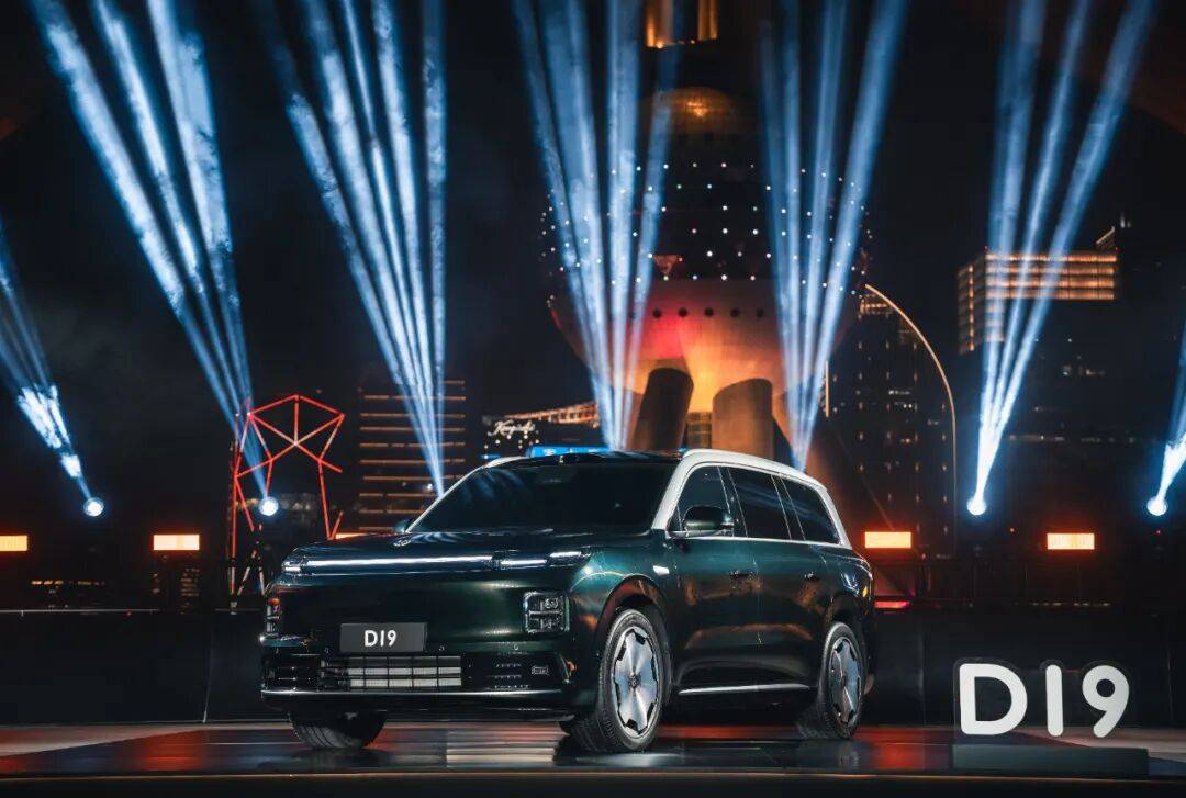 堅(jiān)守純電,蔚來、特斯拉越發(fā)“孤獨(dú)”?