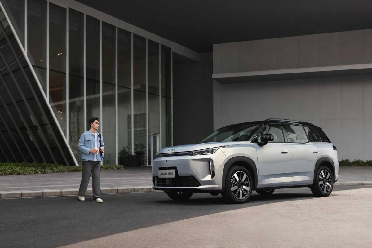 時間還要追溯至2022年,過去以日歐美品牌為主導(dǎo)的南非汽車市場,被迅速涌入的中國汽車品牌打破。以奇瑞、比亞迪、長城為代表的中國汽車軍團,在這次“搶灘”中并非使用簡單的價格戰(zhàn),而是涵蓋了產(chǎn)品布局、技術(shù)路線、渠道建設(shè)乃至本土化生產(chǎn)的全方位競爭。