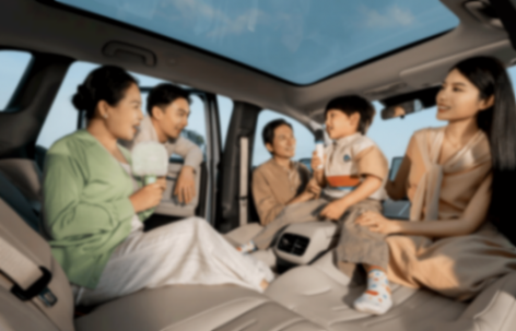 時間還要追溯至2022年,過去以日歐美品牌為主導(dǎo)的南非汽車市場,被迅速涌入的中國汽車品牌打破。以奇瑞、比亞迪、長城為代表的中國汽車軍團,在這次“搶灘”中并非使用簡單的價格戰(zhàn),而是涵蓋了產(chǎn)品布局、技術(shù)路線、渠道建設(shè)乃至本土化生產(chǎn)的全方位競爭。