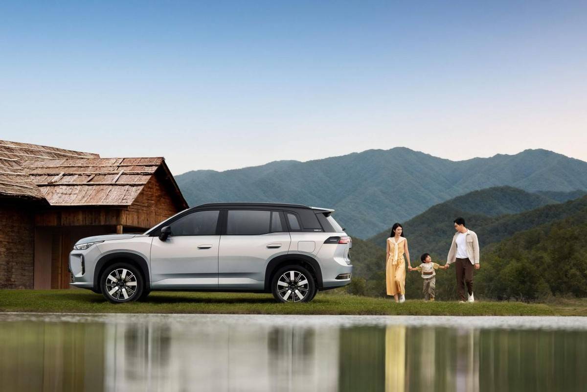 時間還要追溯至2022年,過去以日歐美品牌為主導(dǎo)的南非汽車市場,被迅速涌入的中國汽車品牌打破。以奇瑞、比亞迪、長城為代表的中國汽車軍團,在這次“搶灘”中并非使用簡單的價格戰(zhàn),而是涵蓋了產(chǎn)品布局、技術(shù)路線、渠道建設(shè)乃至本土化生產(chǎn)的全方位競爭。