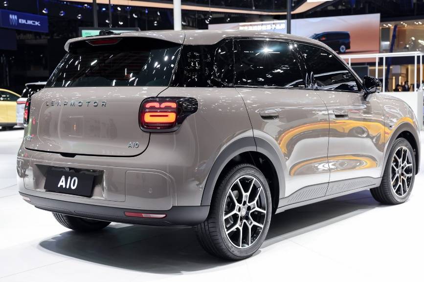 零跑A10首次亮相,懸念拉滿,十萬內到底能做到什么水平?