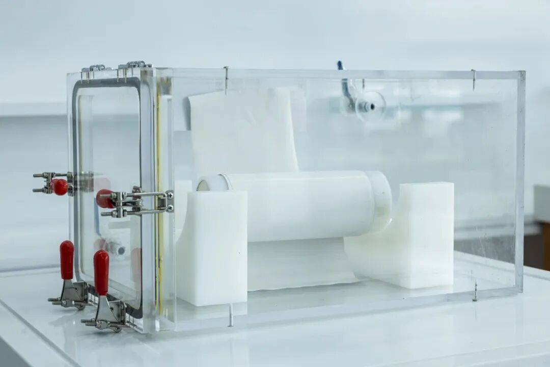 廠家汽車廠商演示智能座艙炫酷交互和高階智駕的自動泊車,固態(tài)電池提速,普及再等5年