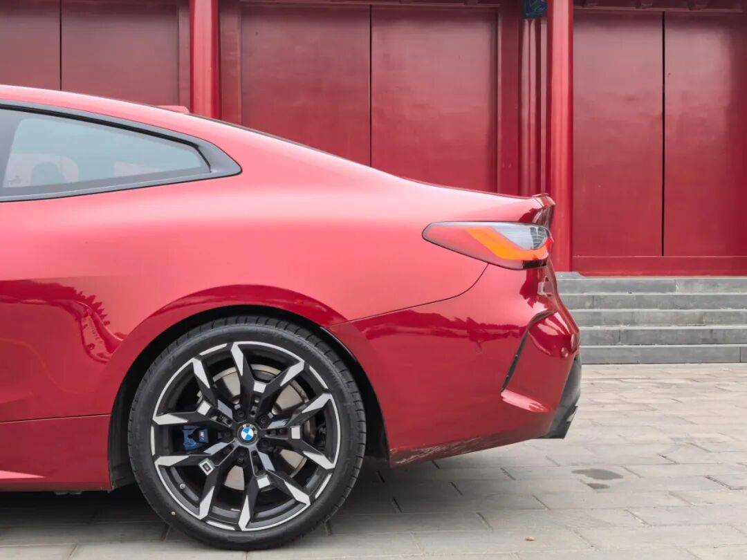 寶馬G22 430i雙門轎跑車換了尾標的雙門版3系,操控自然更便捷