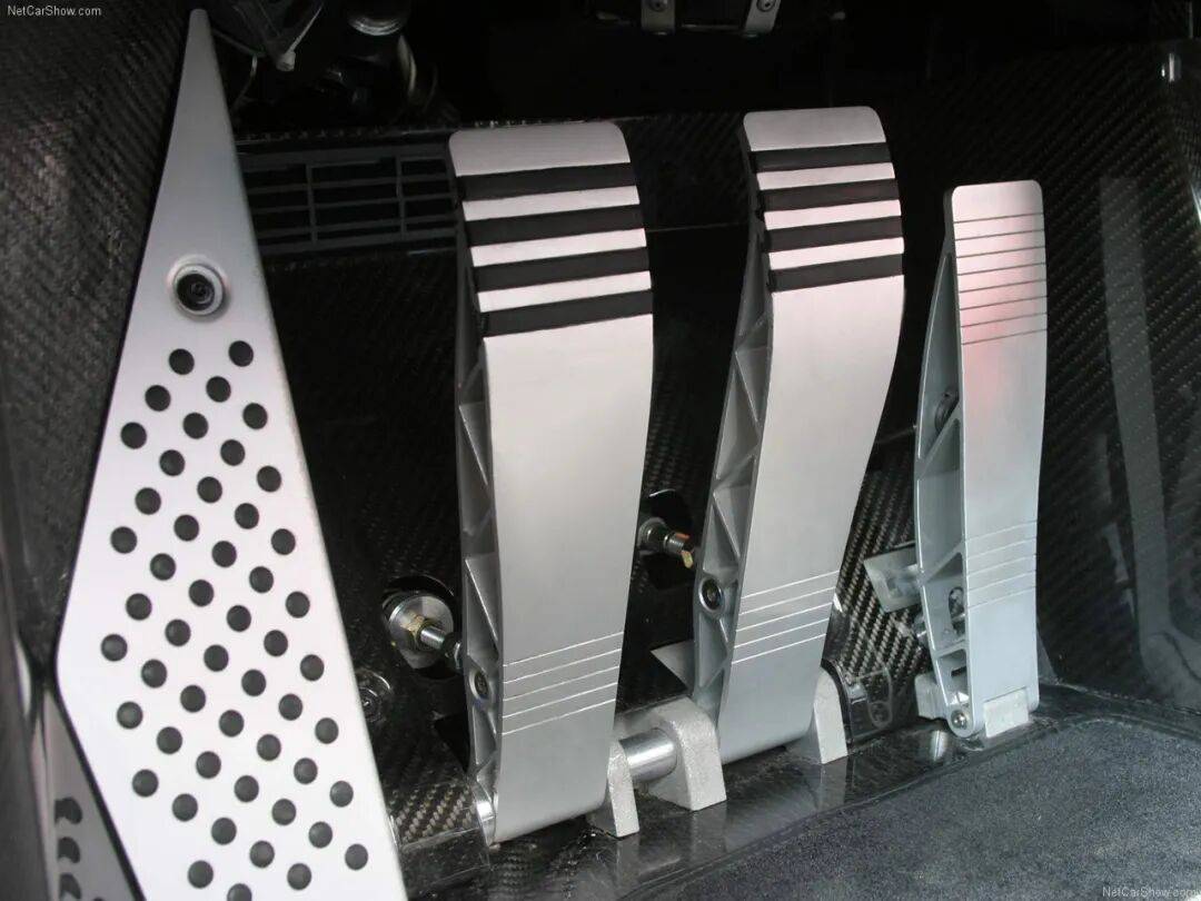 兩千萬的手動擋:能買Carrera GT的人,不關(guān)心這車多少錢