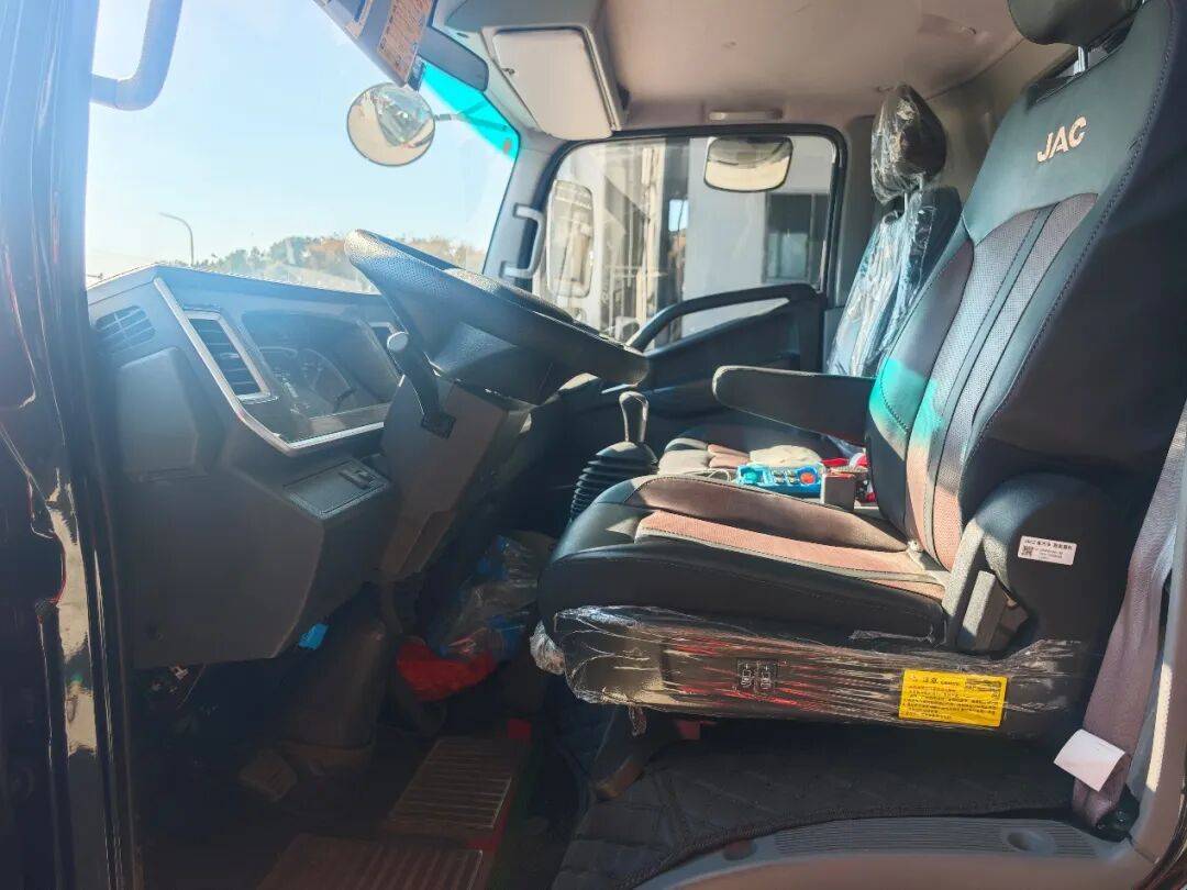 顏值與實(shí)力雙在線,江淮駿鈴A7是他快遞運(yùn)輸路上的硬核底氣